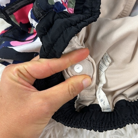 🔥$SALE$🔥 Lululemon Hotty Hot Short Pop Cut Boom Juice Multi / Black - Picture 7 of 7